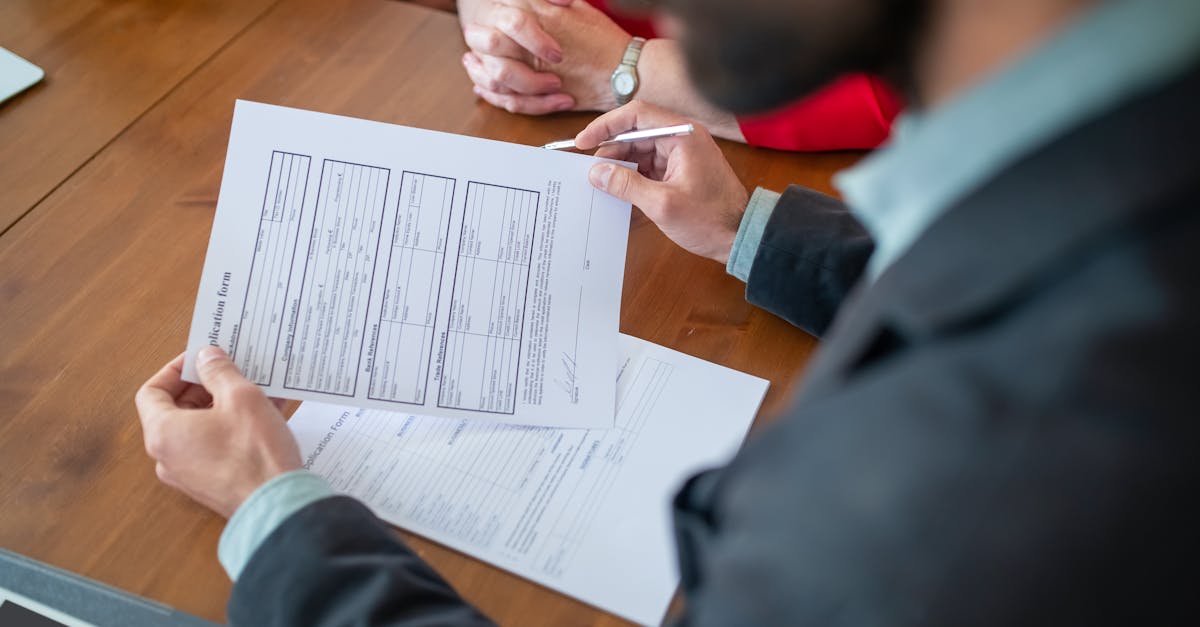 محامي بأولاد تايمة يجتمع مع موكله لمناقشة ملف قضية منازعة شغل، يقدم له الاستشارة القانونية ويشرح خطوات الدفاع أمام المحكمة.